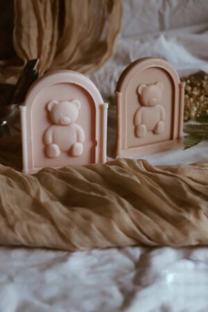 Candela artigianale Teddy, dolce ed ecosostenibile, con un tenero orsetto in rilievo, perfetta come bomboniera o regalo speciale.